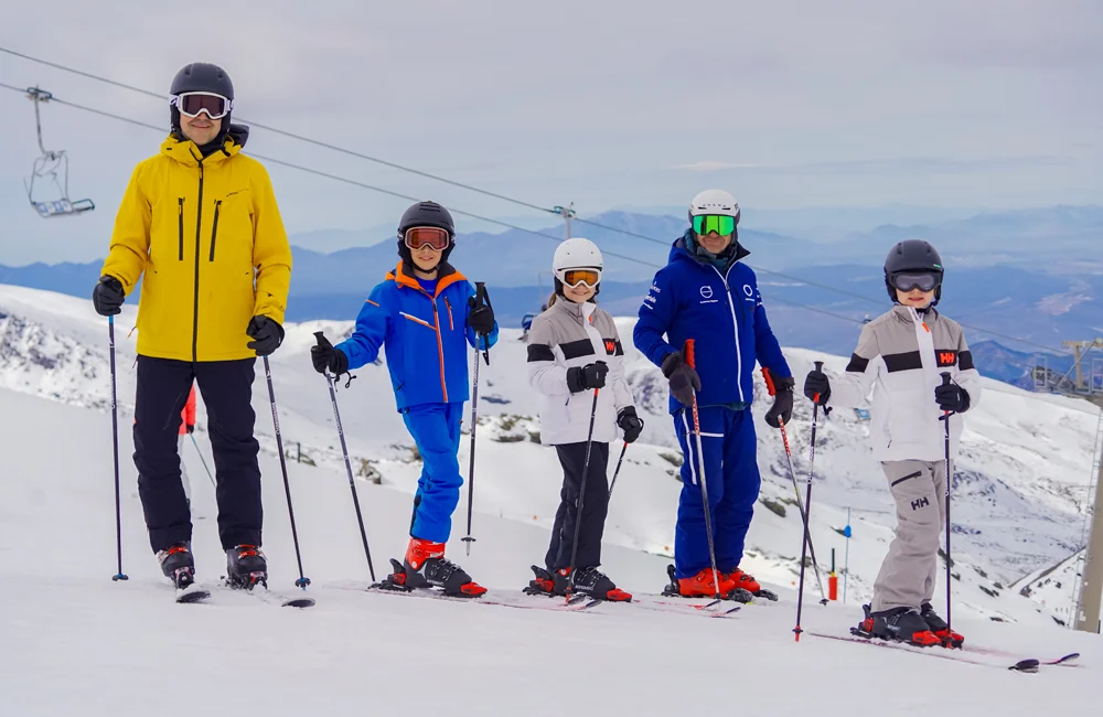 Clase de esquí en familia en el Jardín Alpino CEROGRADOS con instructor en Sierra Nevada, Baqueira y Bariloche